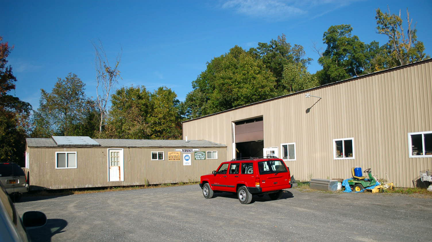 Front of Dan's Automotive in Leeds NY